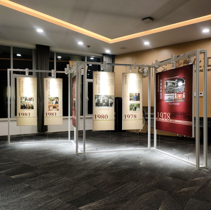 深圳展覽展板制作廠家——畫展展示架、廣告折疊屏風展架、八棱柱展覽、畫廊校園掛畫、隔斷書畫展板