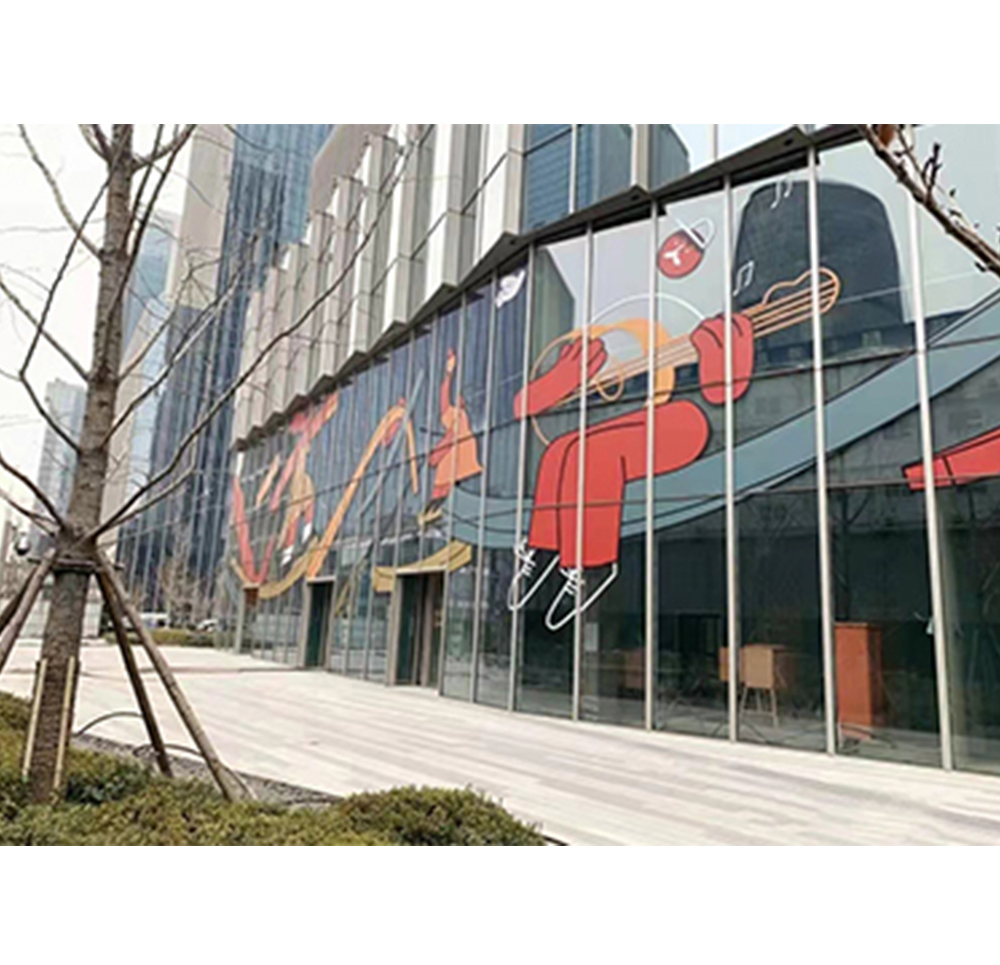 2000㎡異形畫(huà)面樓體玻璃貼制作安裝